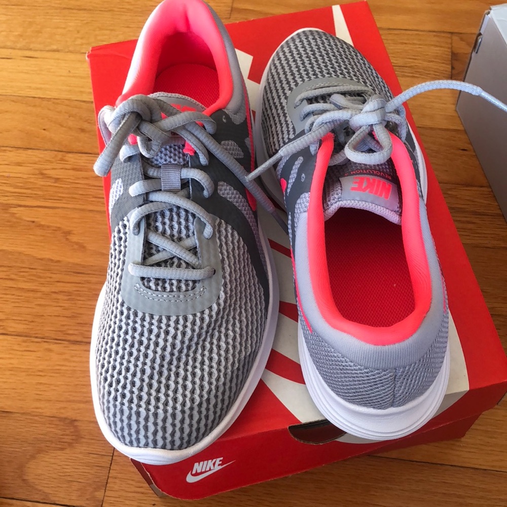 Nike Girls Revolution 4 sneakers size 6Y